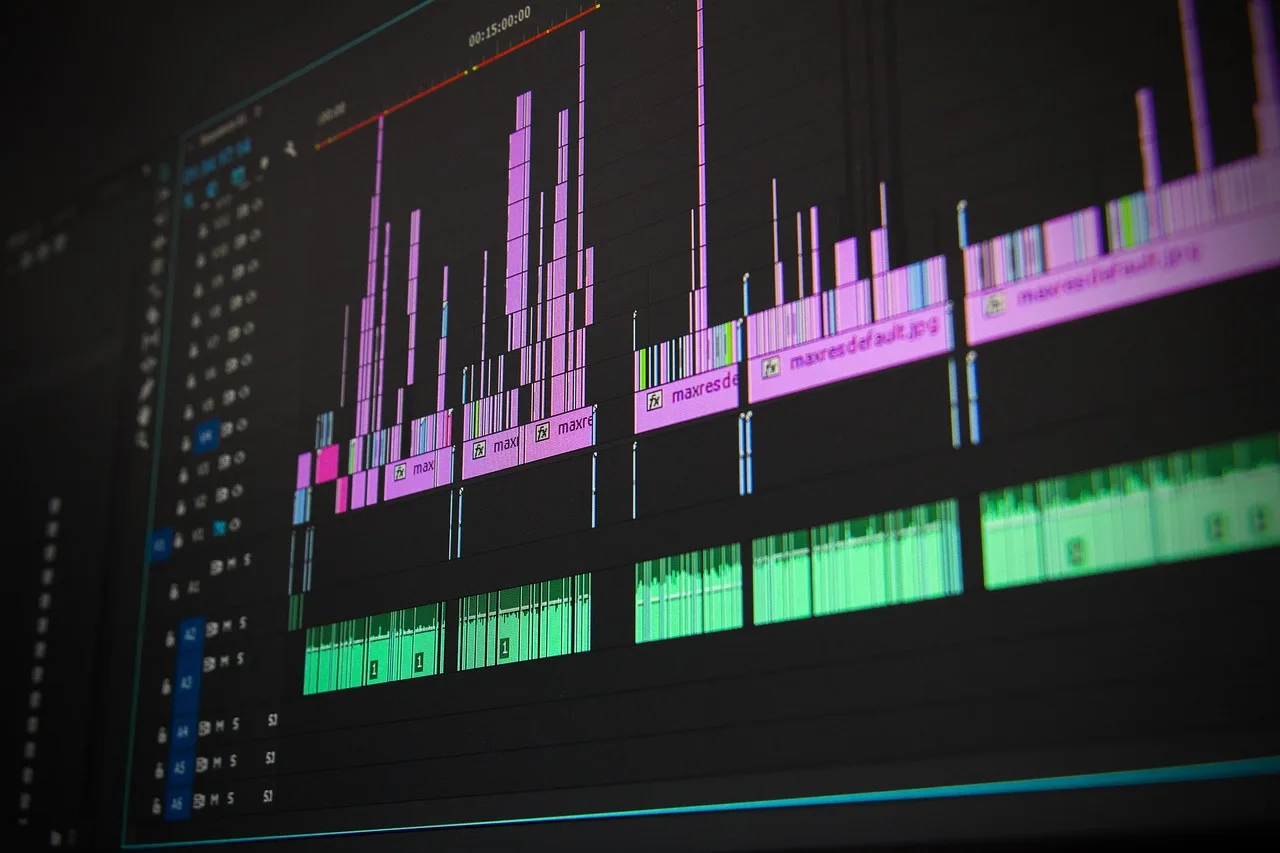 Schnitt-Timeline in professioneller Editing-Software: Zahlreiche Einstellungen werden in dunkler Schnittumgebung zu einer Sequenz montiert.