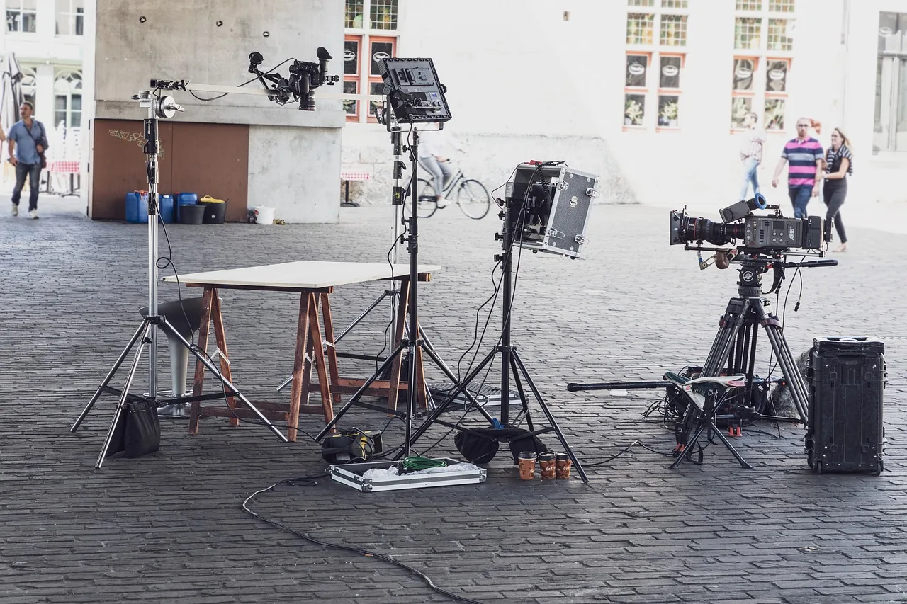 Filmset mit Kameras, Licht- und Tontechnik: Aufbauten für einen Dreh mit mehreren aufeinander abgestimmten Einstellungen.