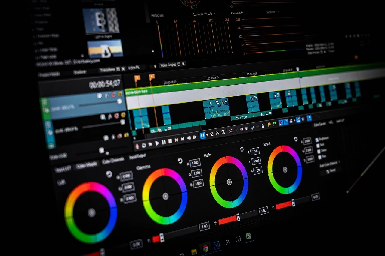 Farbkorrektur- und Schnittarbeitsplatz: Timeline und Color-Grading-Regler auf dem Monitor in dunkler Postproduktionsumgebung.