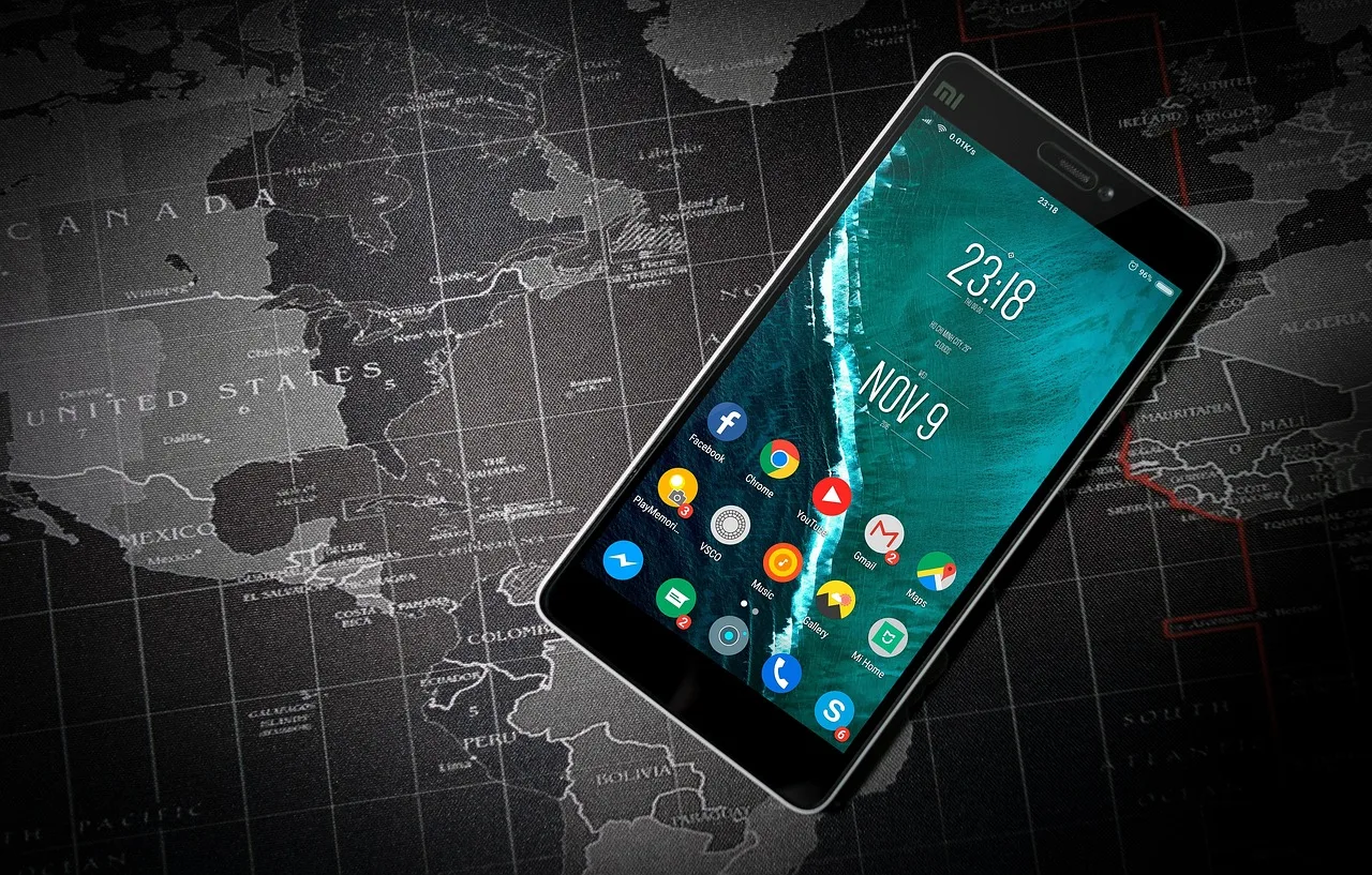 Smartphone auf einer Weltkarte – Sinnbild für vertikale Serien, die ein internationales Publikum erreichen.
