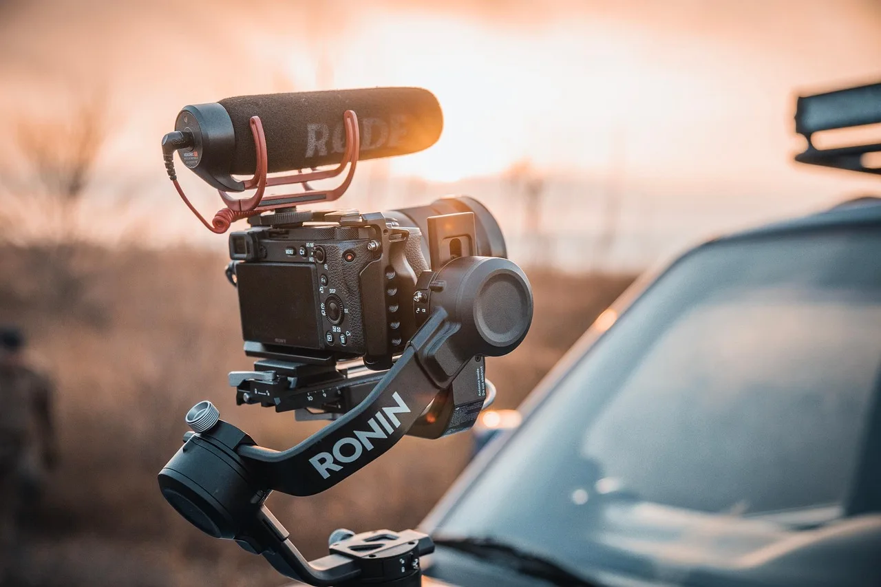 Kompakte Kinokamera auf einem Gimbal im Abendlicht, bereit für bewegte Aufnahmen im Hochformat.